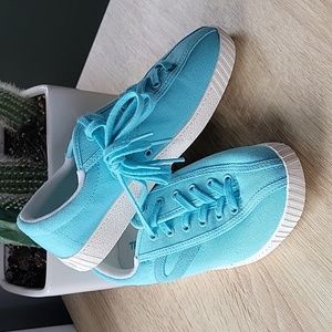 Tretorn Nylite shoes NWOT